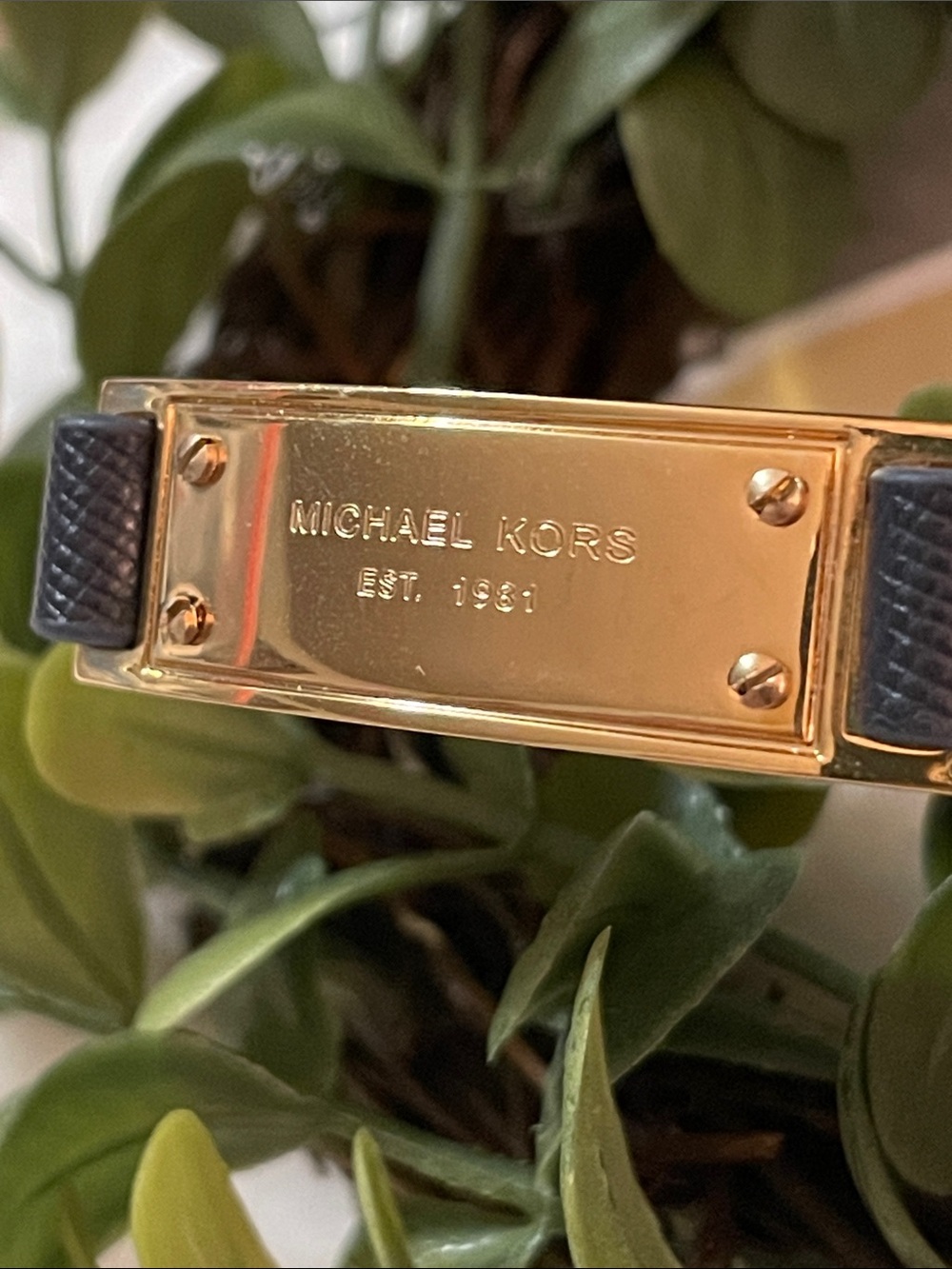⚜️MICHAEL KORS Stunning Black Textured Leather and Gold  Engraved Plaque⚜️